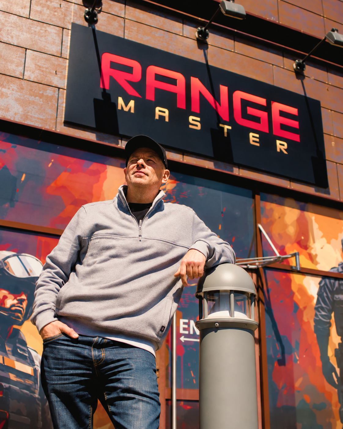 Micke på RangeMaster Store framför butiksskylten