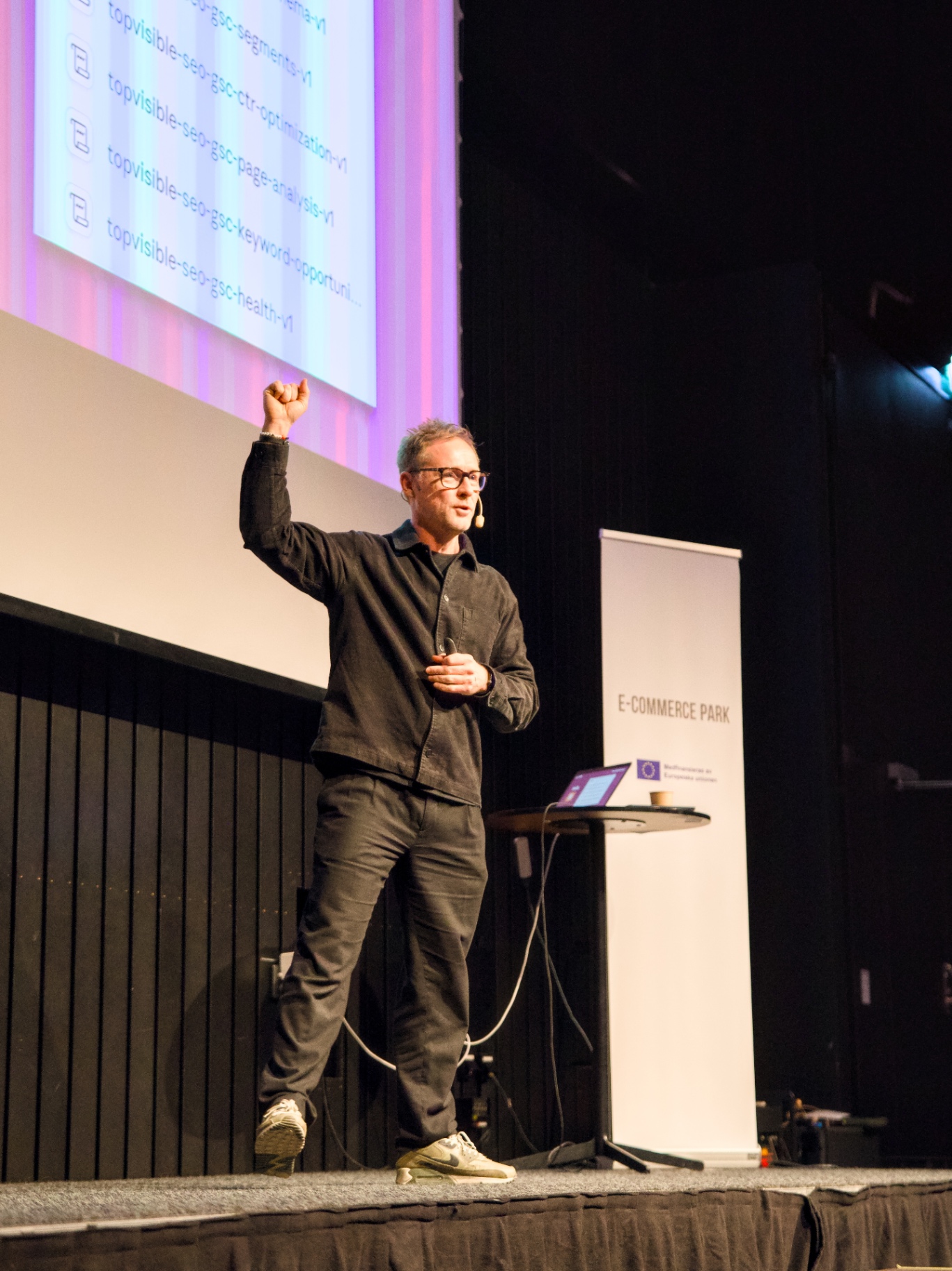 Speaker presenting on stage at the E-COMMERCE MEETUP