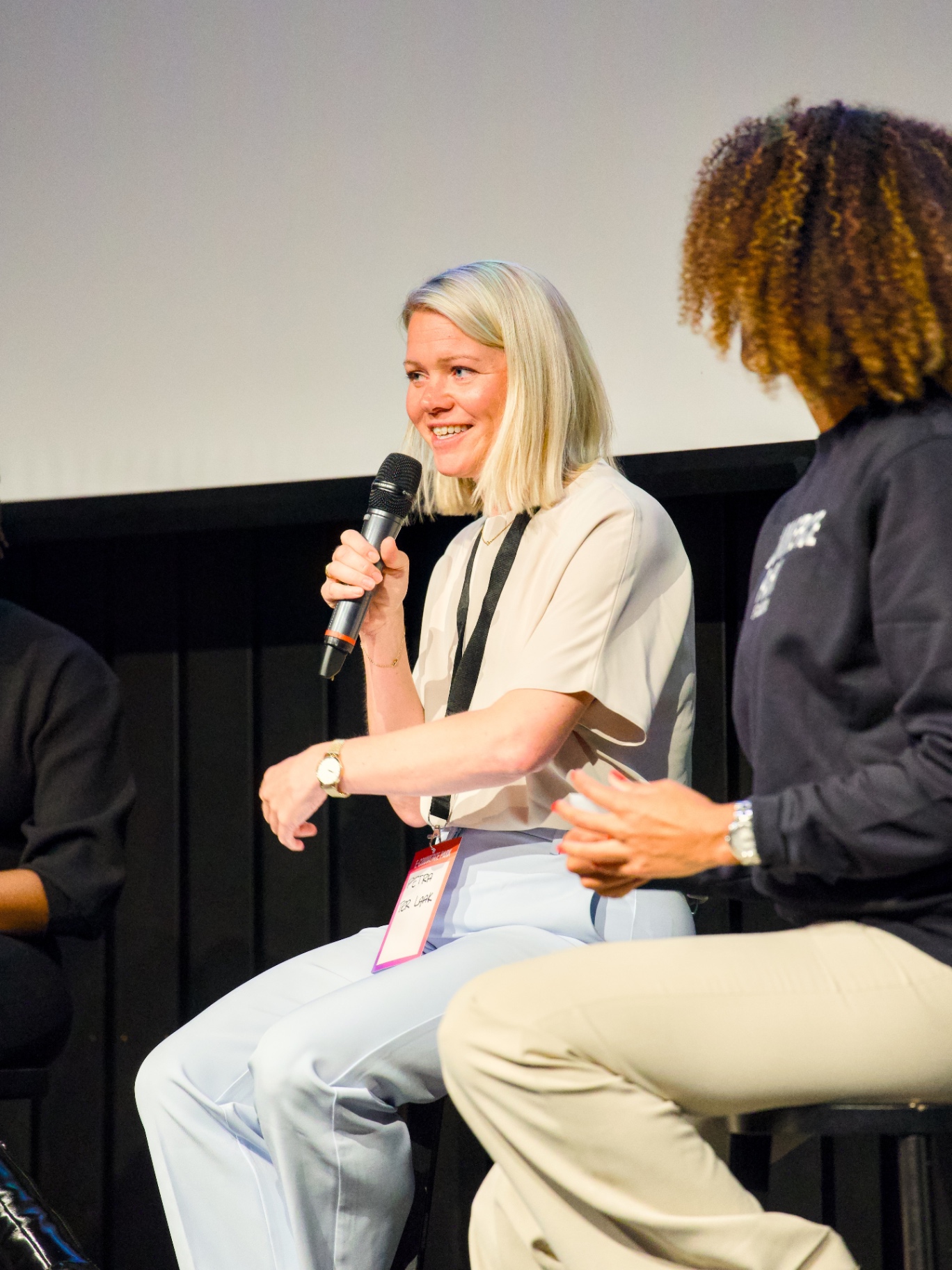 Panel speaker holding a microphone at the E-COMMERCE MEETUP